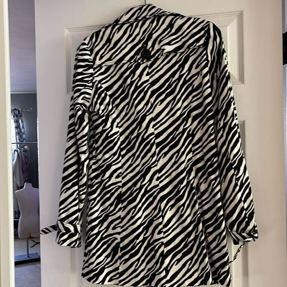 Vertigo Paris zebra print black and white short trench coat - Picture 4 of 6